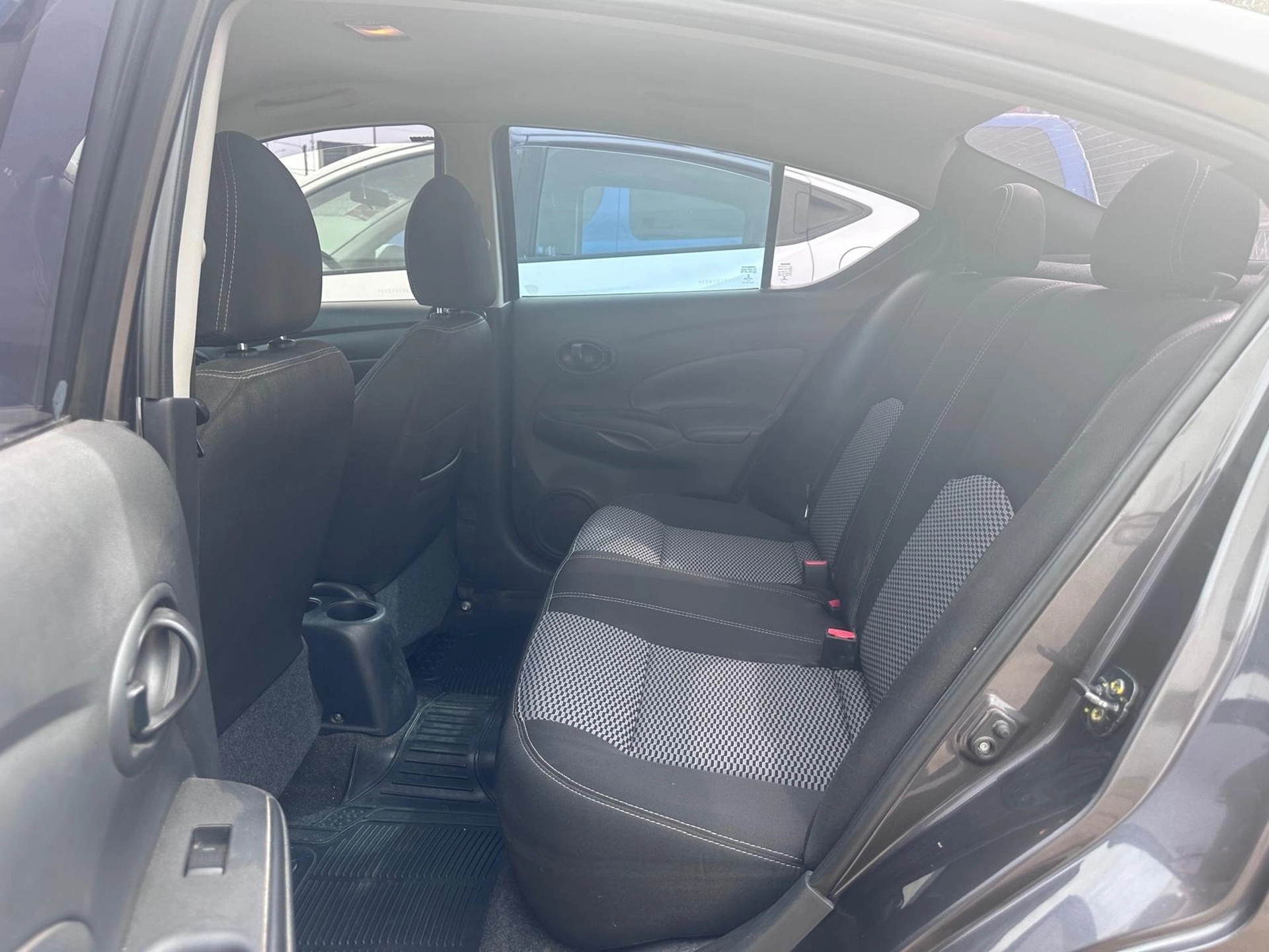 Nissan Versa Advance 1.6 M/T