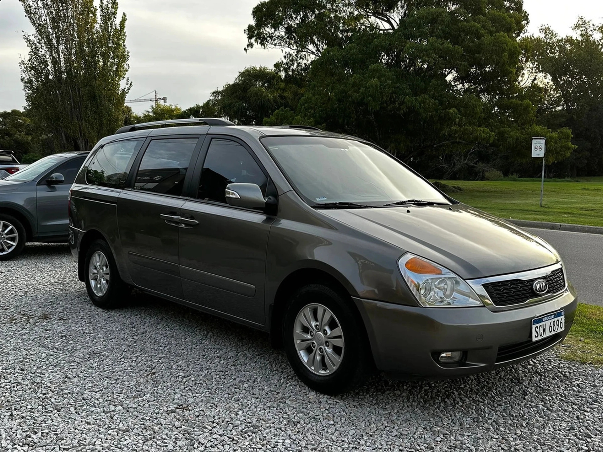 Kia Carnival 8pax