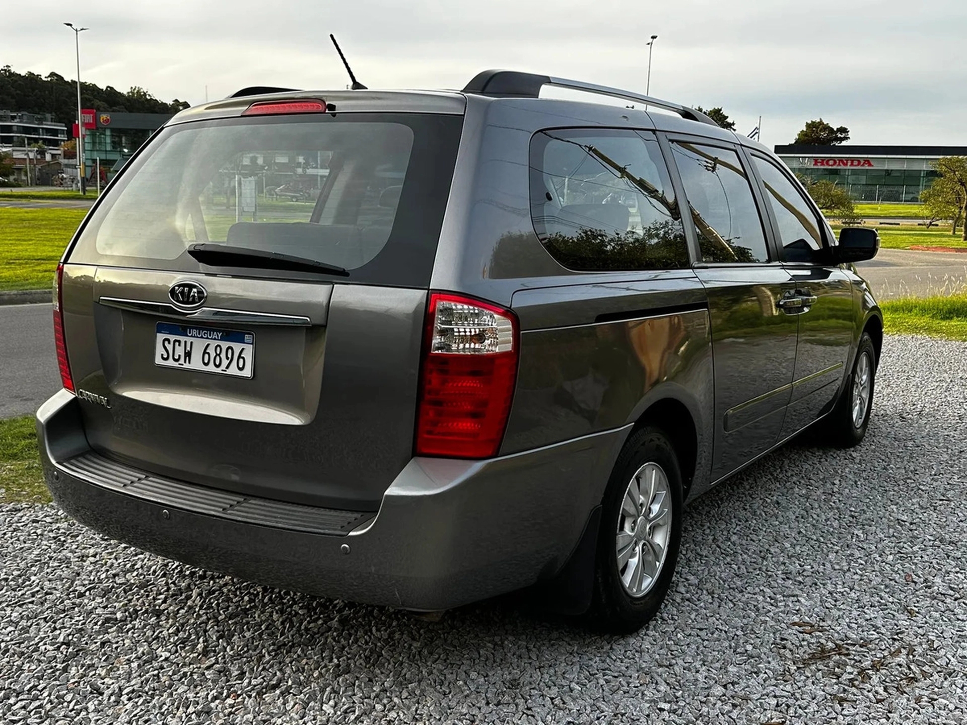 Kia Carnival 8pax