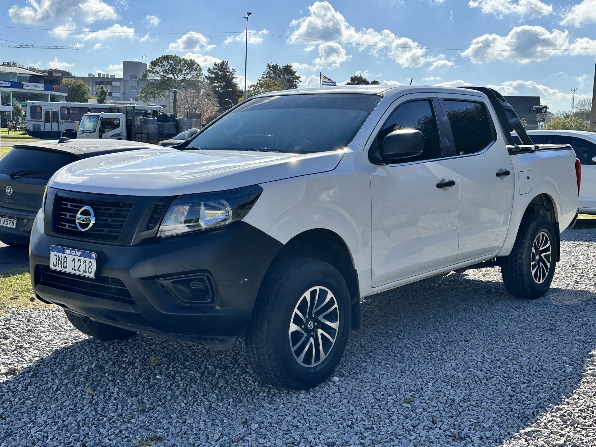 Nissan NP300 Frontier Cabina Doble S 4x2 2.5 NAFTA M/T