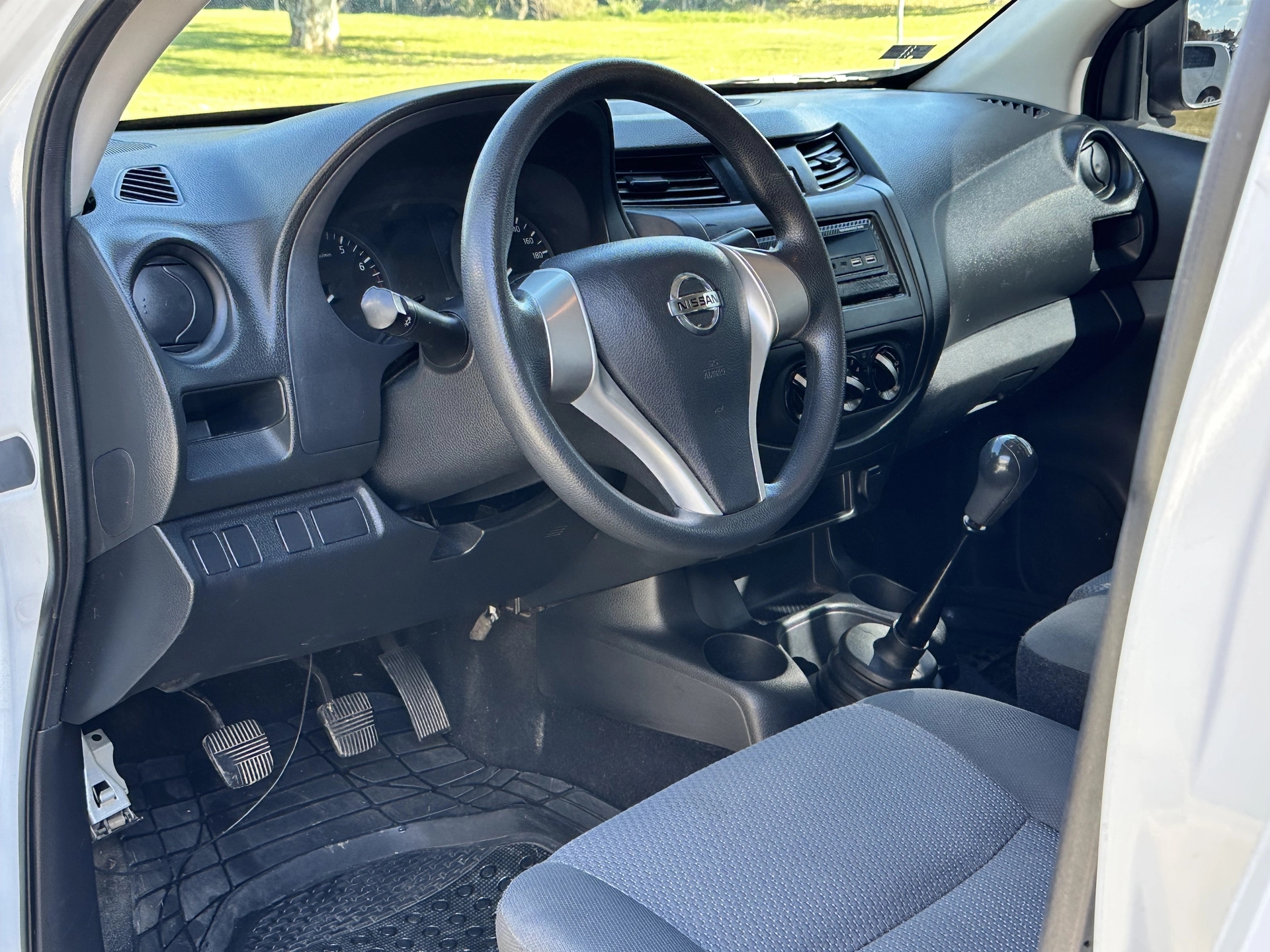 Nissan NP300 Frontier Cabina Doble S 4x2 2.5 NAFTA M/T