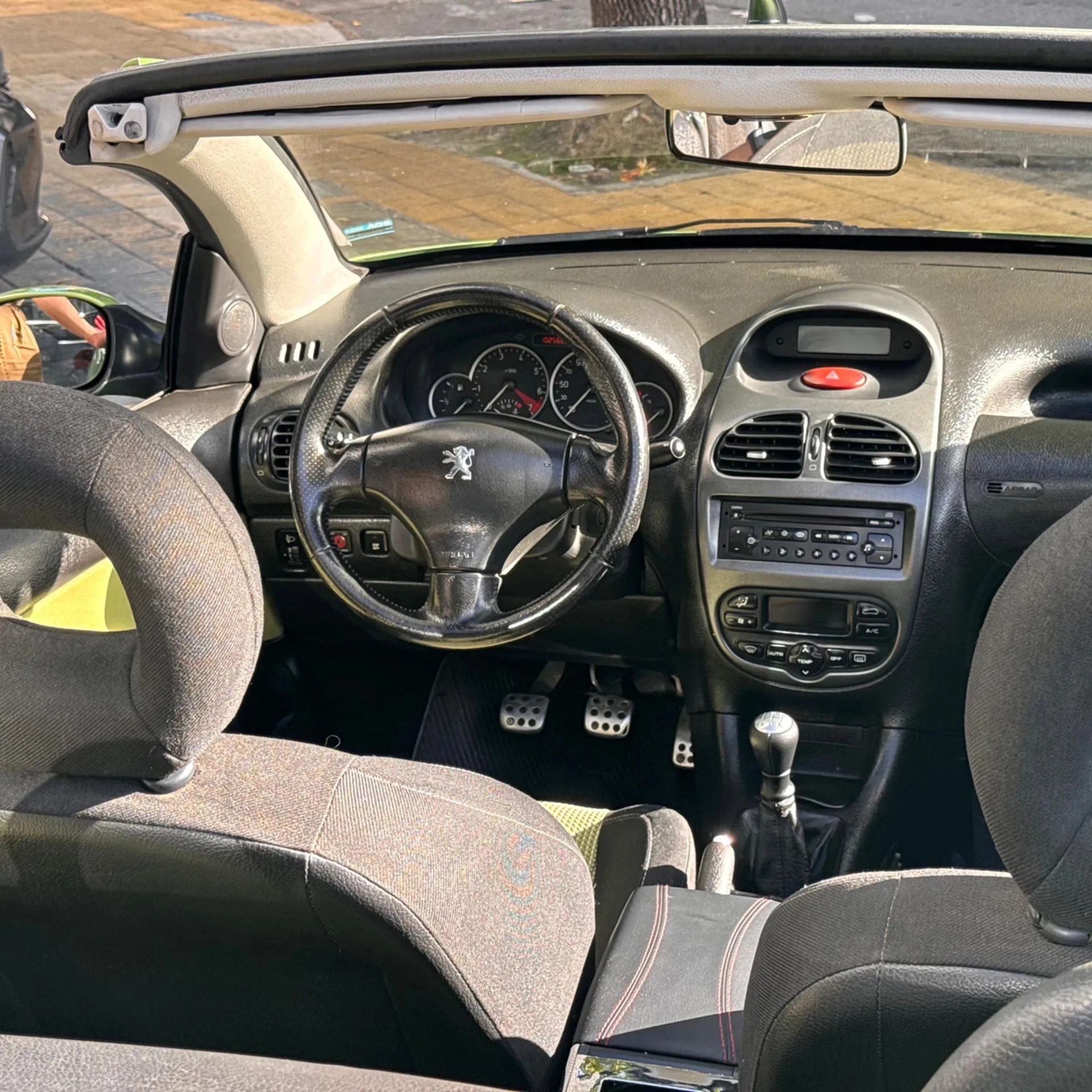 Peugeot 206 Cabriolet, Descapotable - Hilton Motors Co.