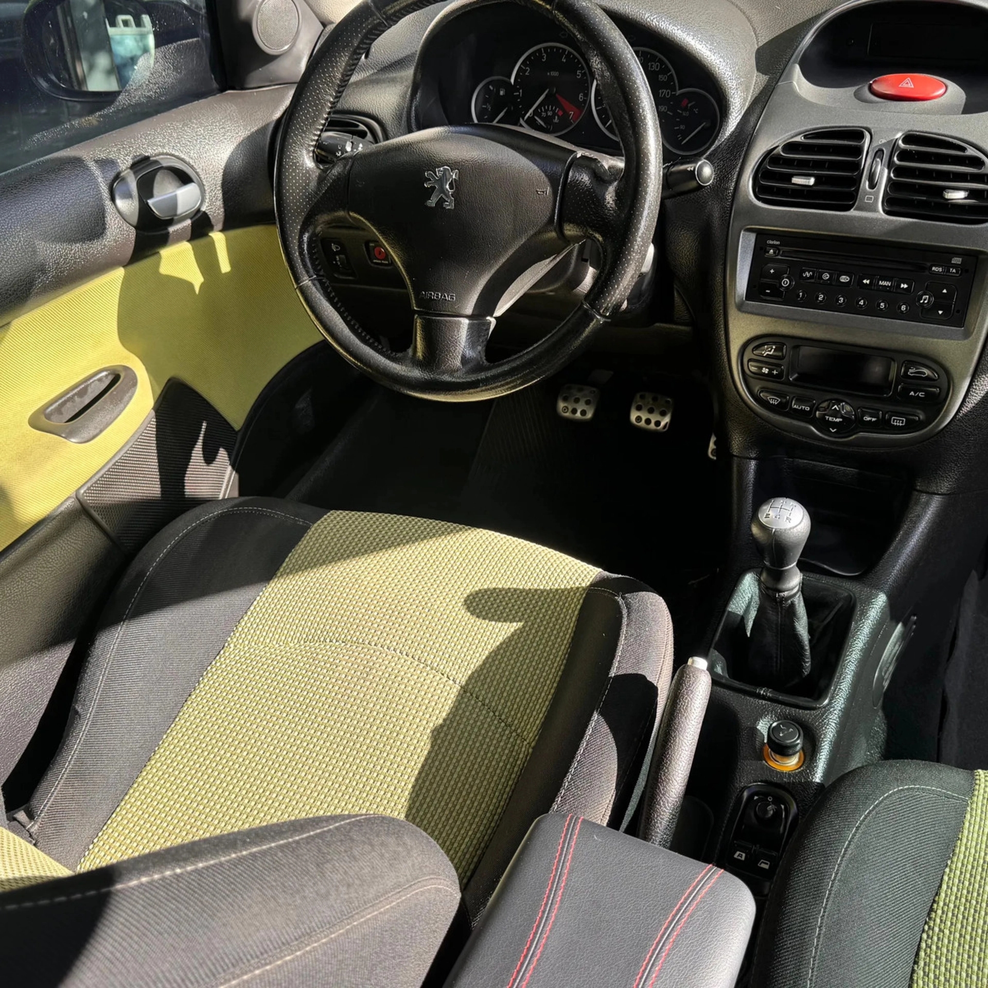Peugeot 206 Cabriolet, Descapotable - Hilton Motors Co.