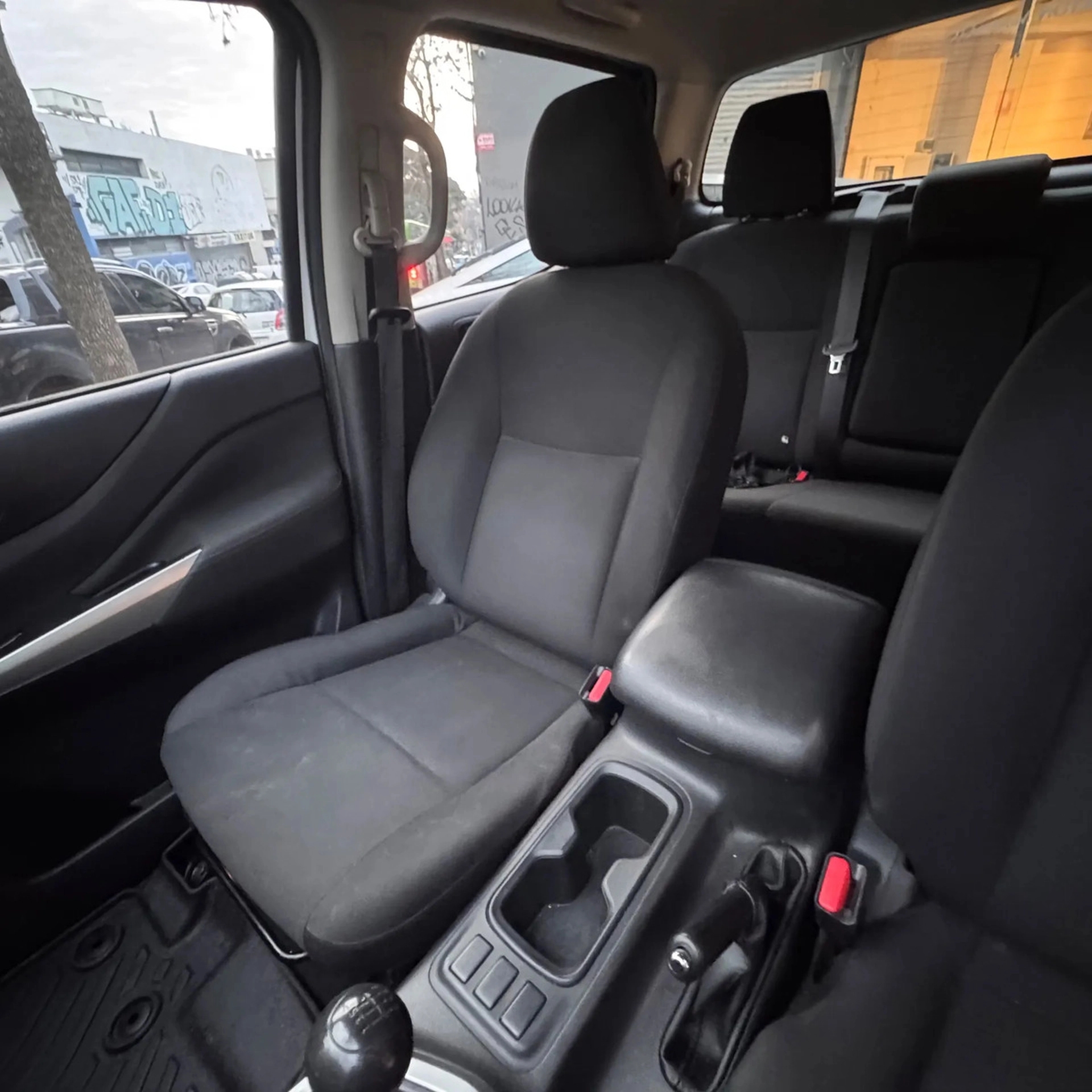 Nissan Frontier 2.5 Diesel 4x2 - Hilton Motors Co.