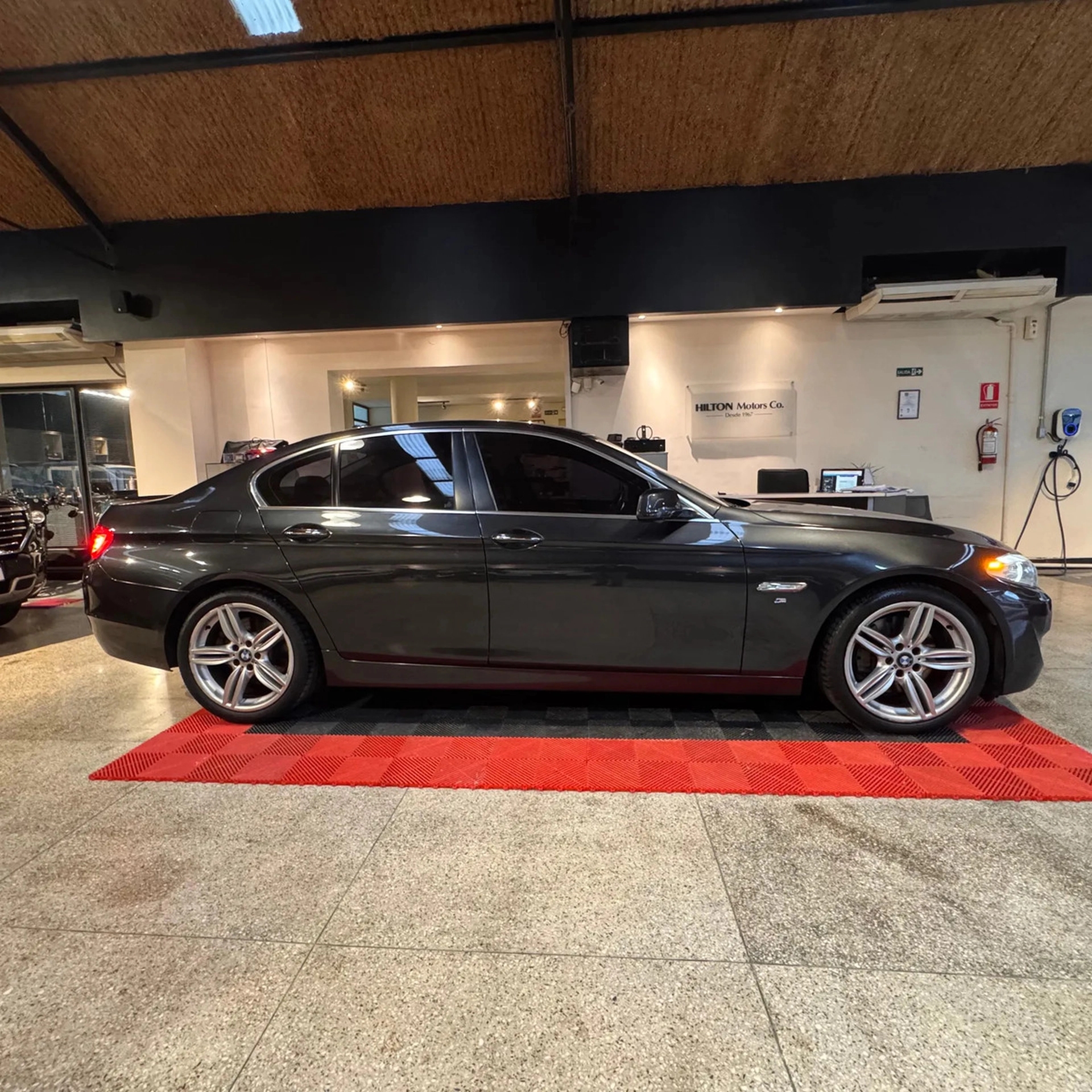 Bmw 550i V8 4.4 - Hilton Motors Co.
