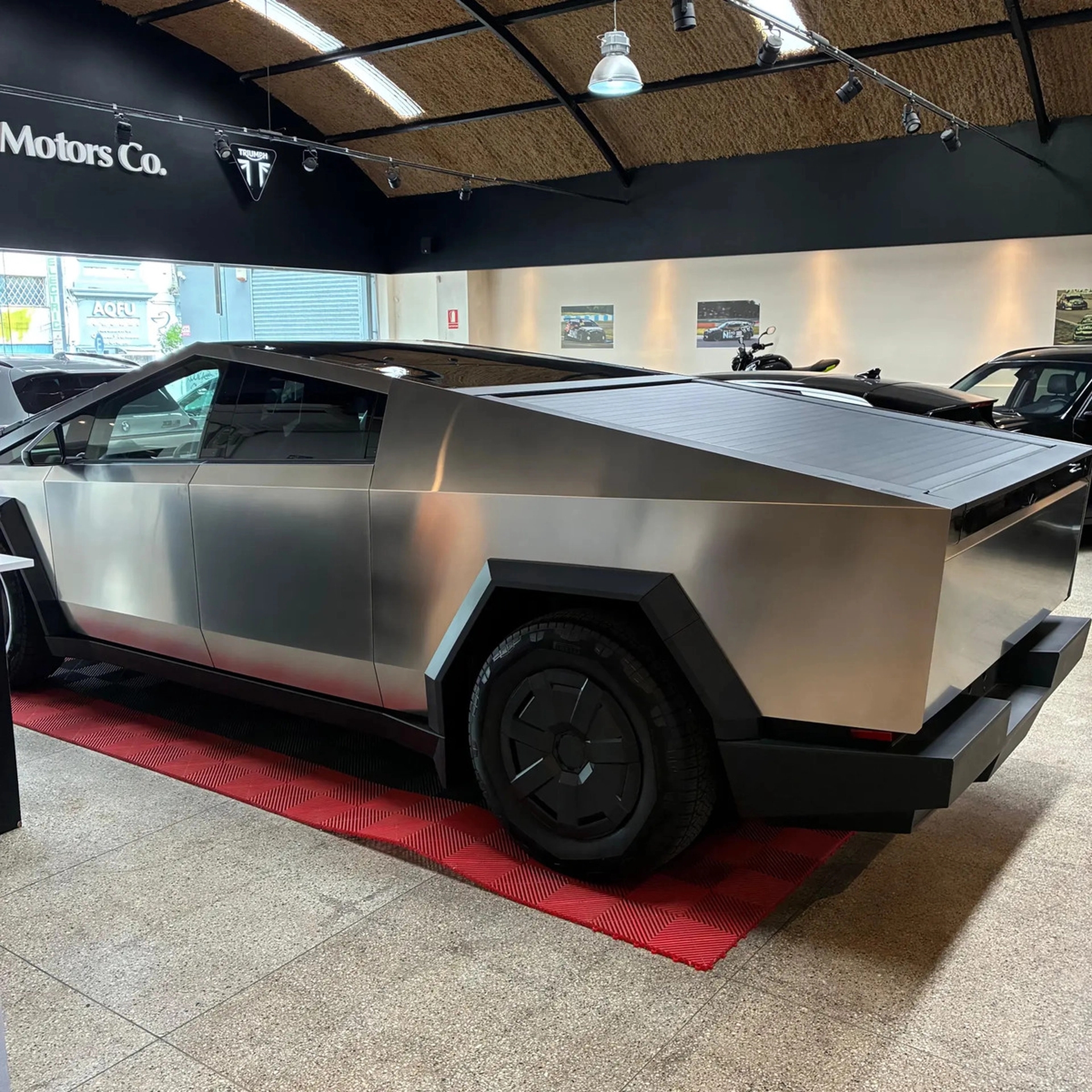 Tesla Cybertruck 0km Año 2025 - Hilton Motors Co.