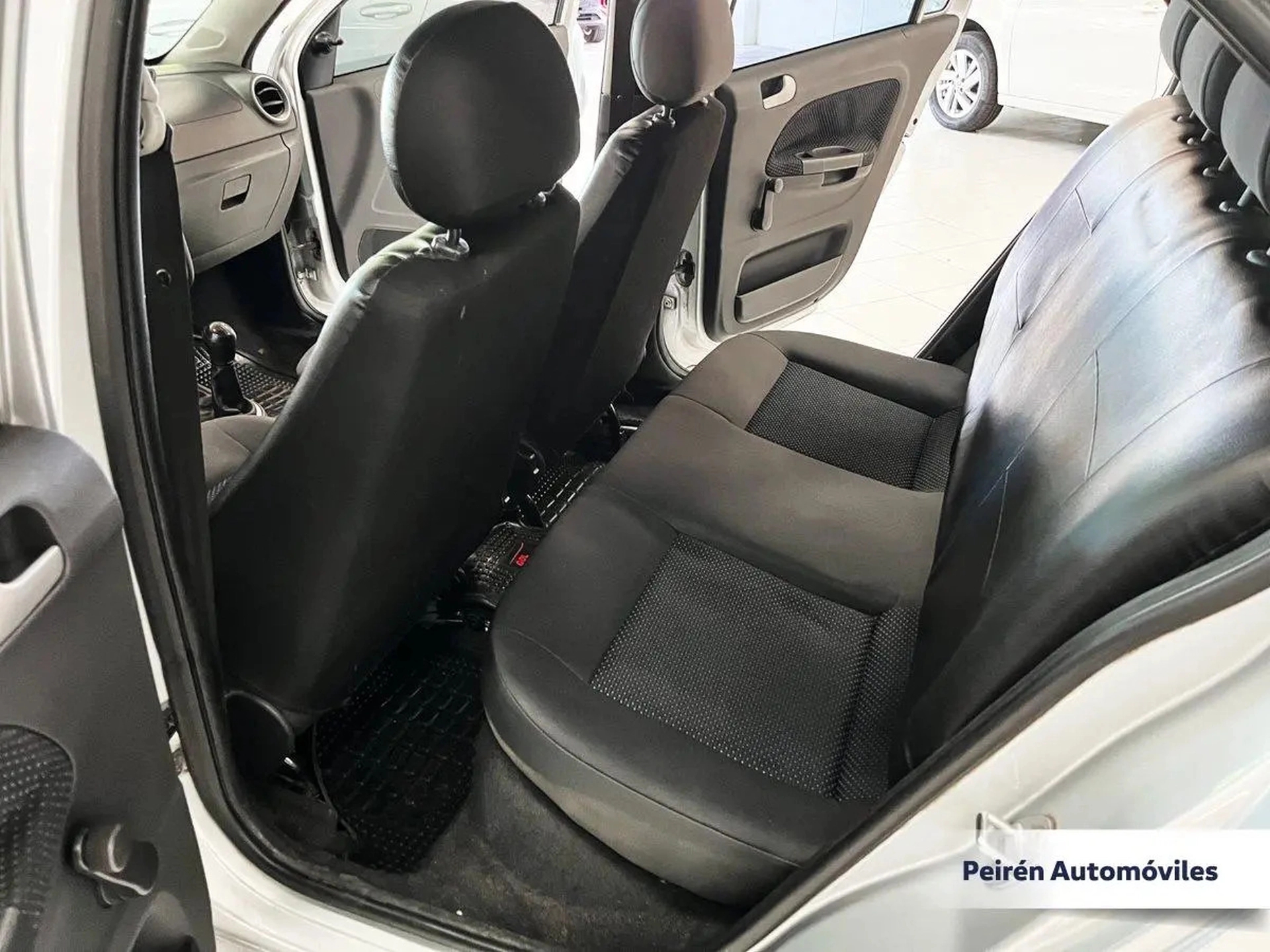 Volkswagen Gol Sedán Power 1.6 2015 Peirén
