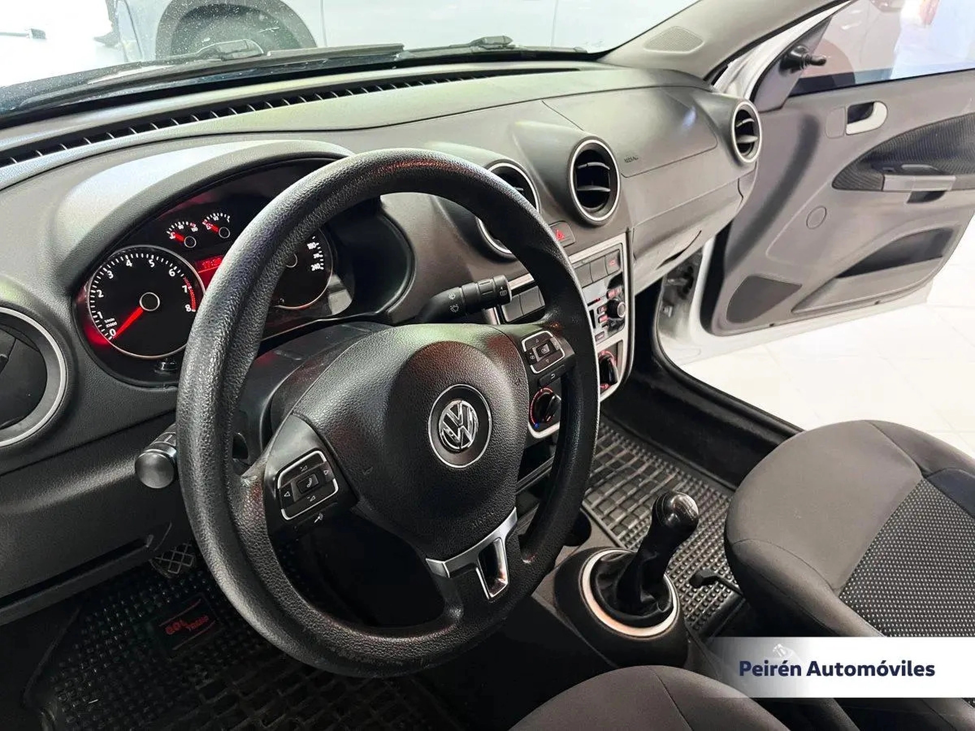 Volkswagen Gol Sedán Power 1.6 2015 Peirén