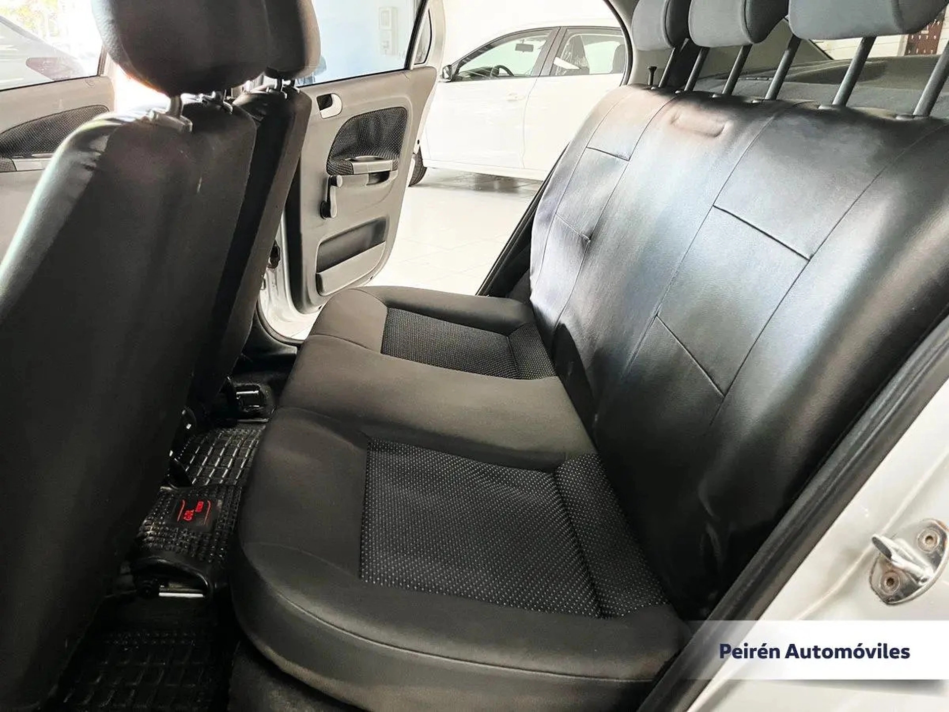 Volkswagen Gol Sedán Power 1.6 2015 Peirén