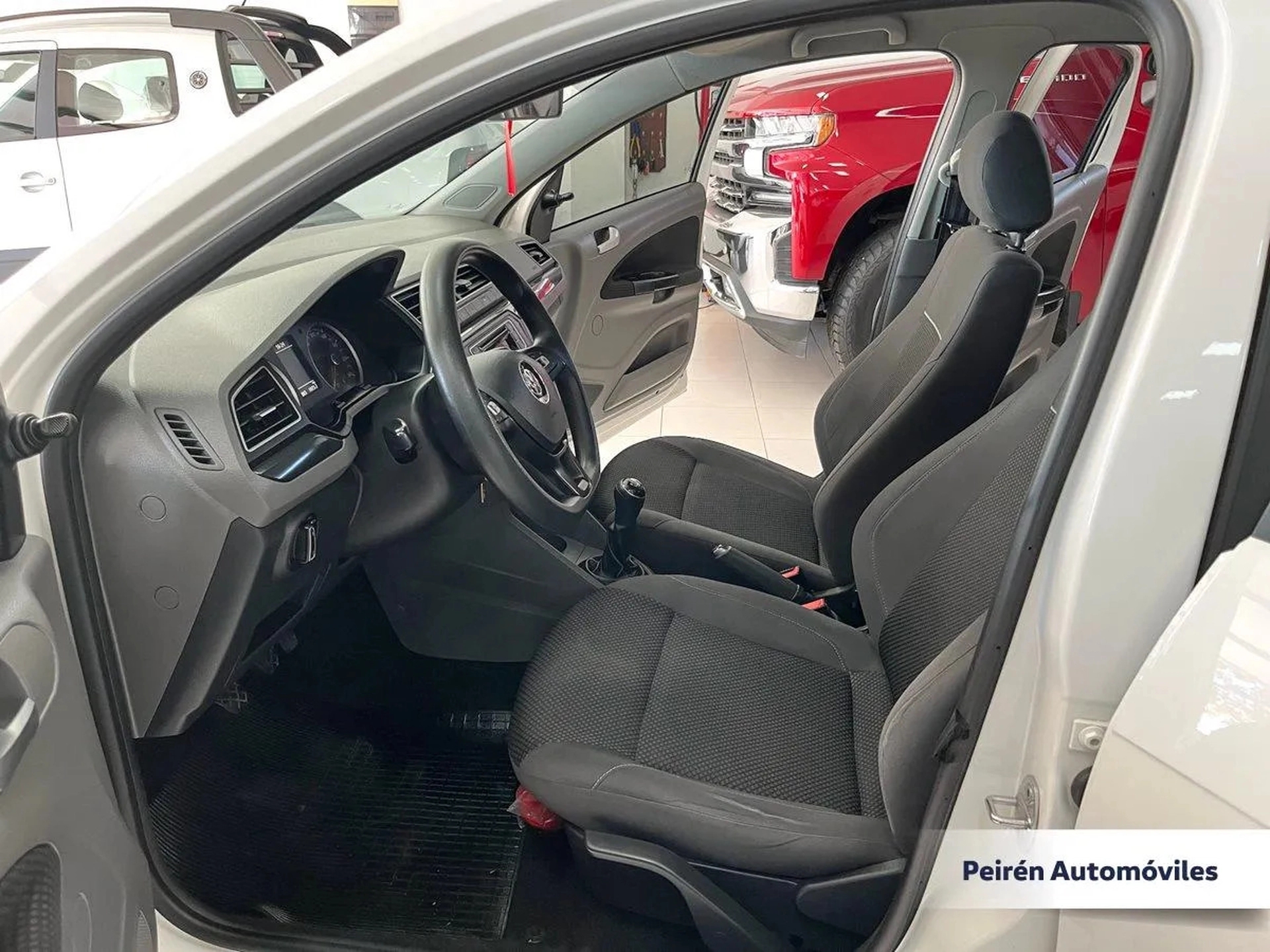Volkswagen Gol Sedán Comfortline 1.6 2017 Peirén