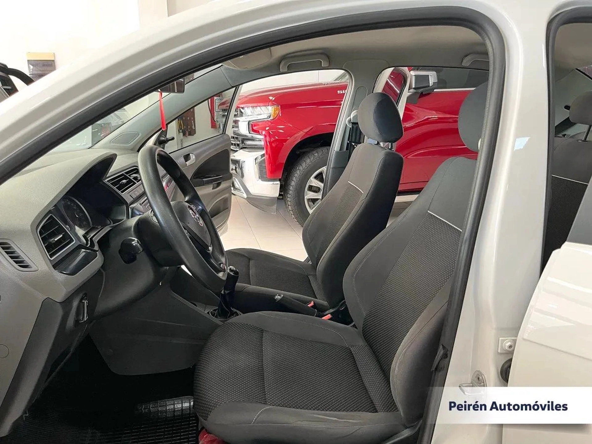 Volkswagen Gol Sedán Comfortline 1.6 2017 Peirén